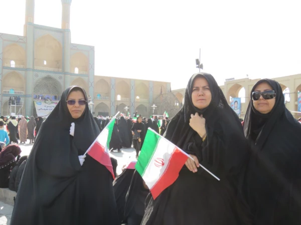 گزارش تصویری حضور دانشجو معلمان پردیس فاطمه الزهرا (س) یزد در مراسم استقبال از ریاست جمهوری 3