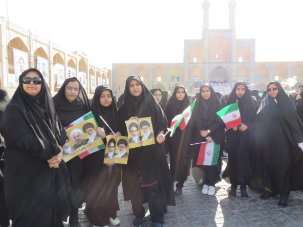 گزارش تصویری حضور دانشجو معلمان پردیس فاطمه الزهرا (س) یزد در مراسم استقبال از ریاست جمهوری 5