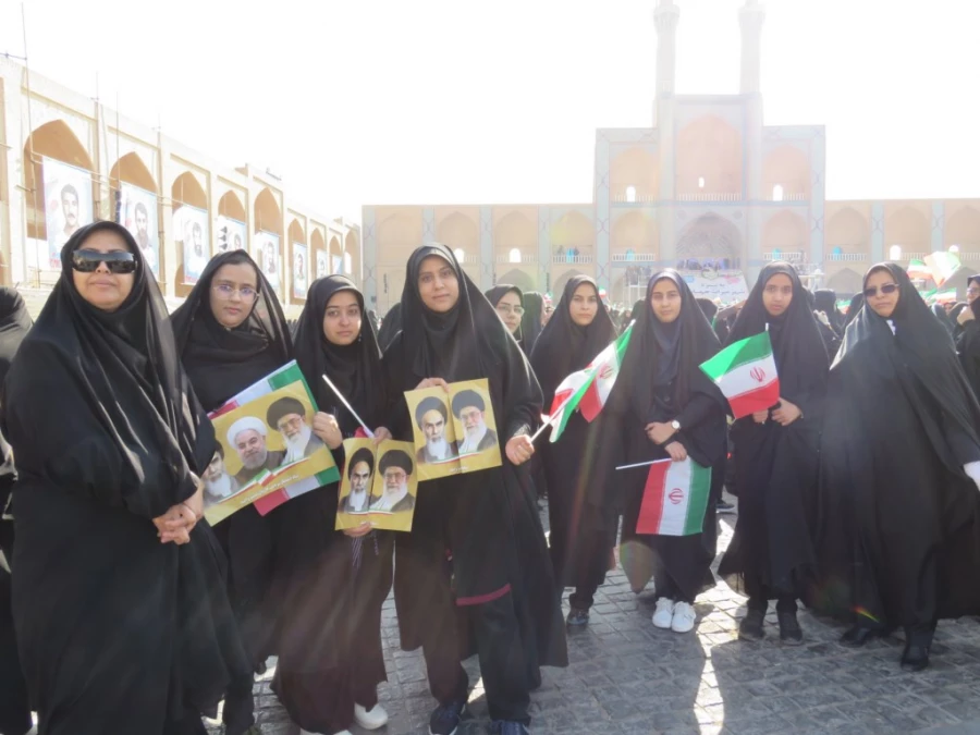 گزارش تصویری حضور دانشجو معلمان پردیس فاطمه الزهرا (س) یزد در مراسم استقبال از ریاست جمهوری 5