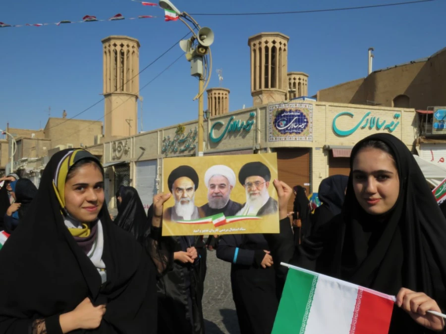 گزارش تصویری حضور دانشجو معلمان پردیس فاطمه الزهرا (س) یزد در مراسم استقبال از ریاست جمهوری 6