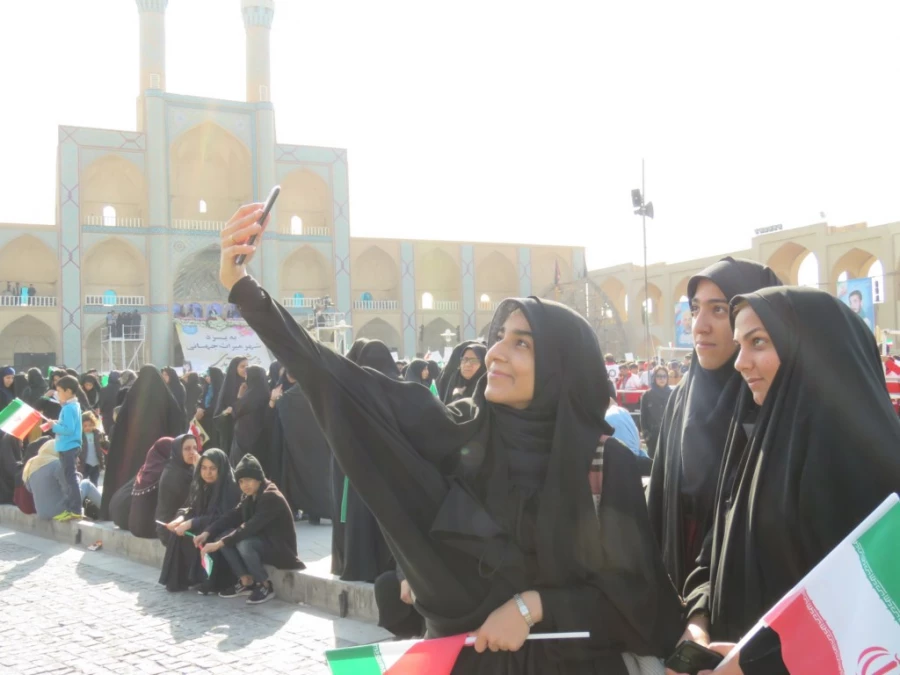 گزارش تصویری حضور دانشجو معلمان پردیس فاطمه الزهرا (س) یزد در مراسم استقبال از ریاست جمهوری 7