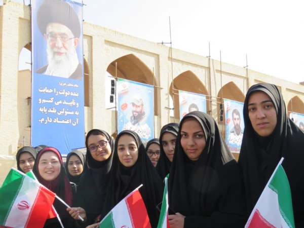 گزارش تصویری حضور دانشجو معلمان پردیس فاطمه الزهرا (س) یزد در مراسم استقبال از ریاست جمهوری 8