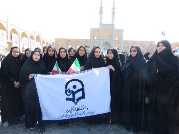 گزارش تصویری حضور دانشجو معلمان پردیس فاطمه الزهرا (س) یزد در مراسم استقبال از ریاست جمهوری 11