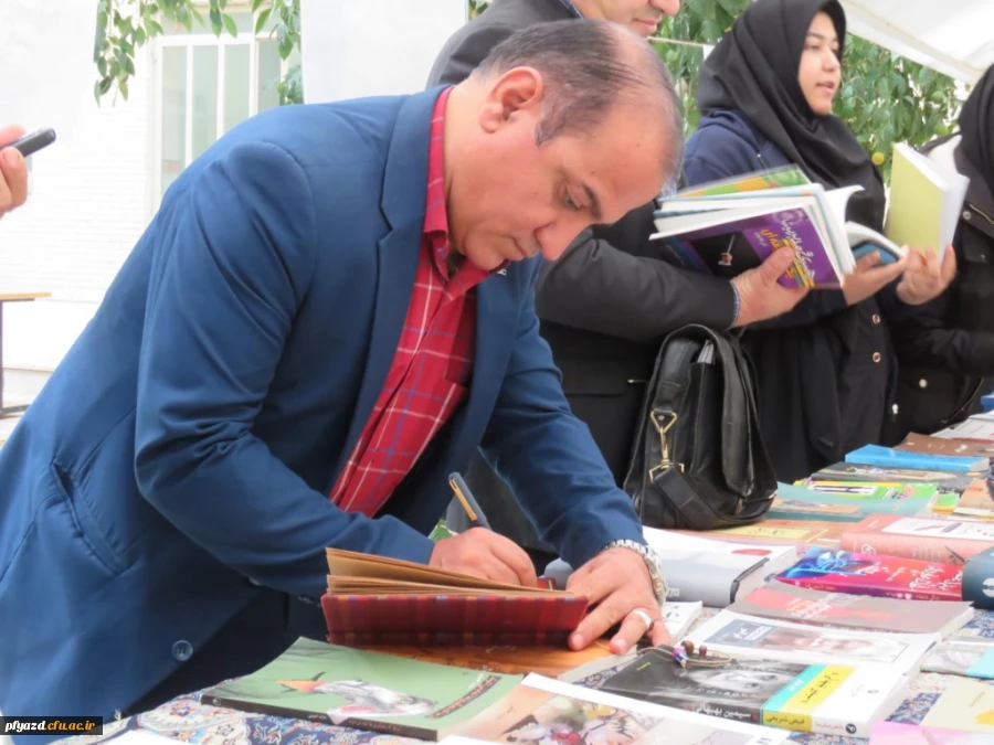 نمایشگاه کتاب برگزار شد 9