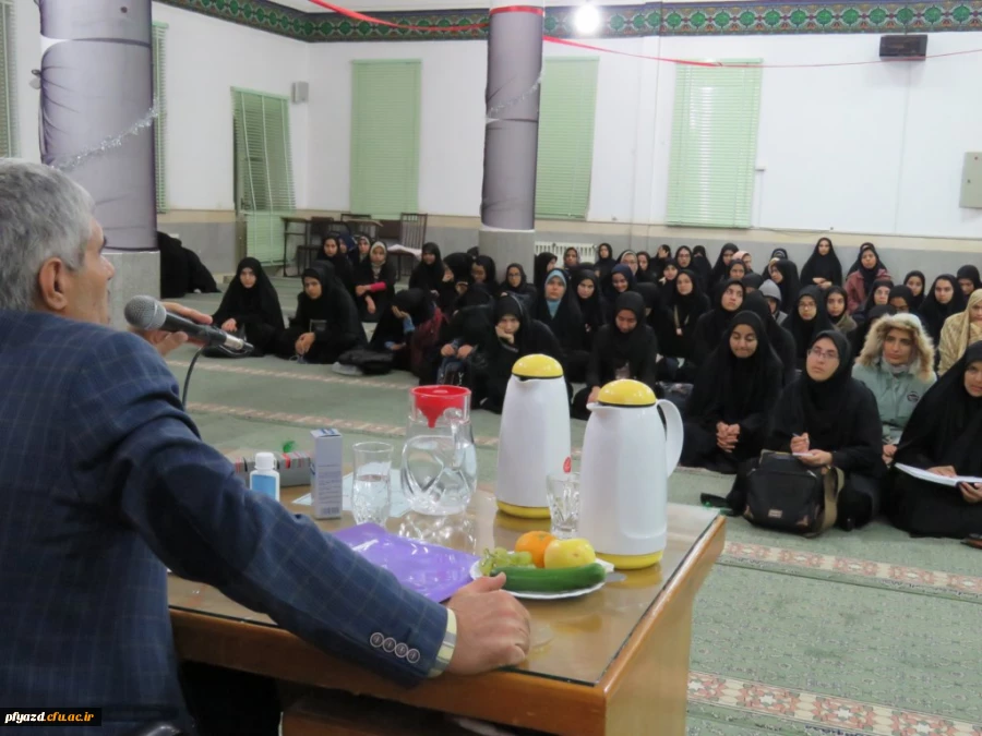 برگزاری همایش راهکارهای ارتقای سطح بهداشت و پیشگیری از بیماری های واگیردار با حضور پروفسور مظلومی عضو هیئت علمی دانشگاه علوم پزشکی یزد 5