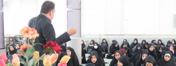 سخنرانی دکتر فلاحتی معاون اجرایی مرگز بهداشت در خصوص بهداشت فردی و دکتر منتظر با موضوع گام های اولیه اعتماد به نفس 2