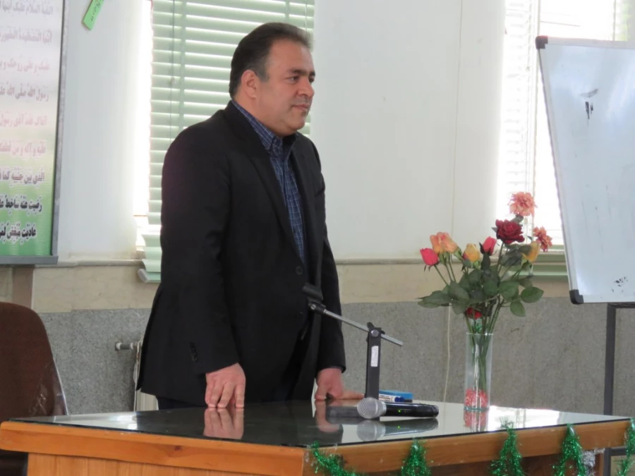 سخنرانی دکتر فلاحتی معاون اجرایی مرگز بهداشت در خصوص بهداشت فردی و دکتر منتظر با موضوع گام های اولیه اعتماد به نفس 3