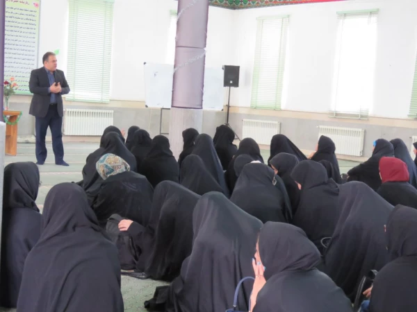 سخنرانی دکتر فلاحتی معاون اجرایی مرگز بهداشت در خصوص بهداشت فردی و دکتر منتظر با موضوع گام های اولیه اعتماد به نفس 5