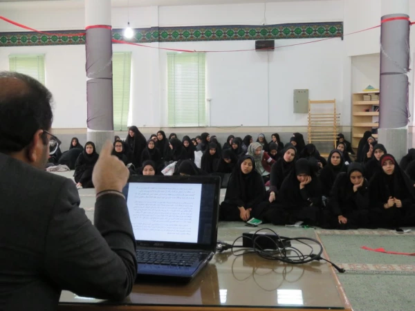 سخنرانی دکتر فلاحتی معاون اجرایی مرگز بهداشت در خصوص بهداشت فردی و دکتر منتظر با موضوع گام های اولیه اعتماد به نفس 8