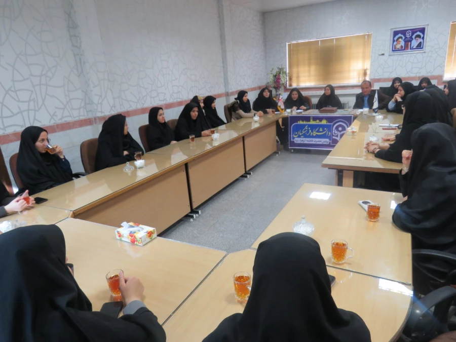 جلسه سرپرست پردیس فاطمه الزهرا (س) با دانشجومعلمان خوابگاه الزهرا 2