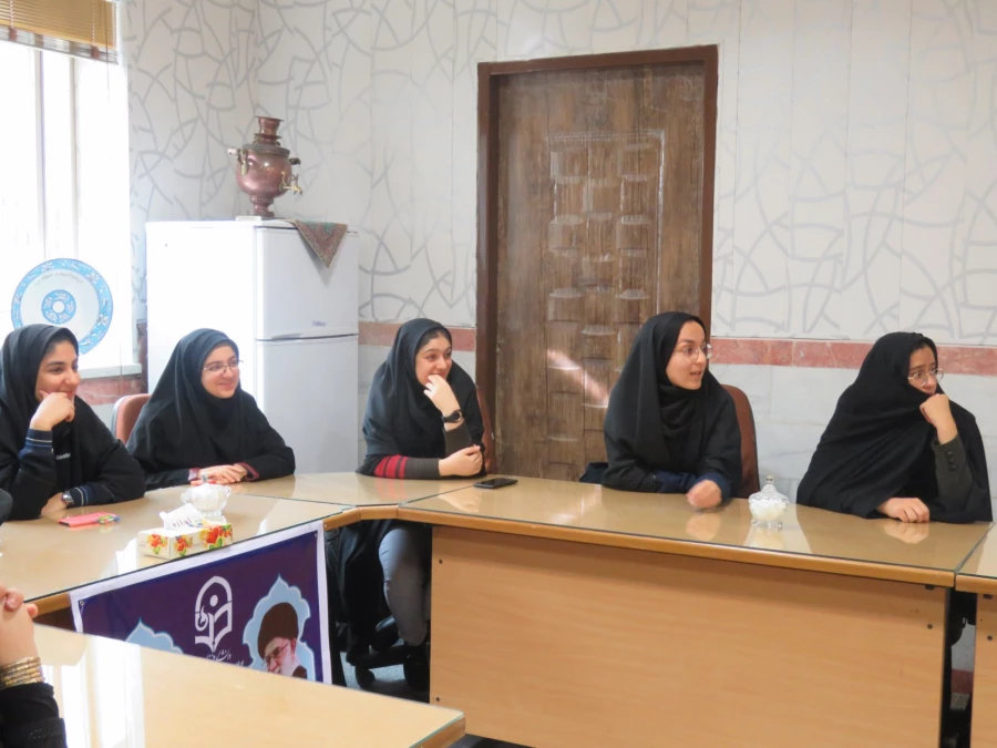 جلسه سرپرست پردیس فاطمه الزهرا (س) با دانشجومعلمان خوابگاه الزهرا 8