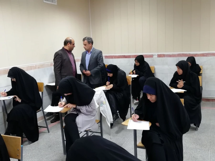 بازدید سرپرست مدیریت امور پردیس های استان و سرپرست پردیس از برگزاری امتحانات 10