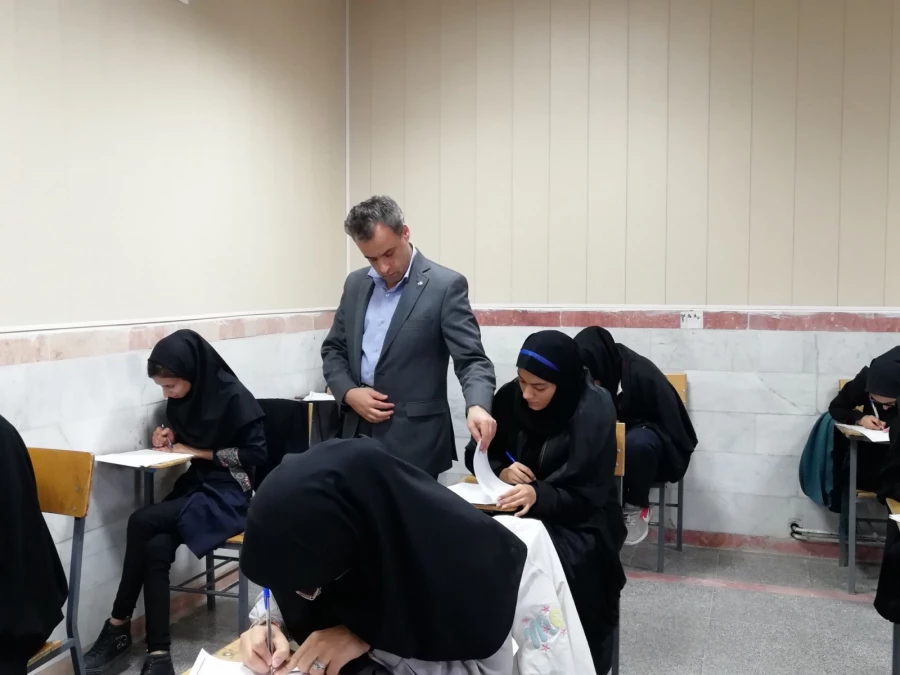 بازدید سرپرست مدیریت امور پردیس های استان و سرپرست پردیس از برگزاری امتحانات 12